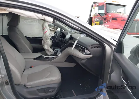 2021 Toyota Camry Xle z USA, uszkodzony, nr VIN 4T1F11AK0MU564531